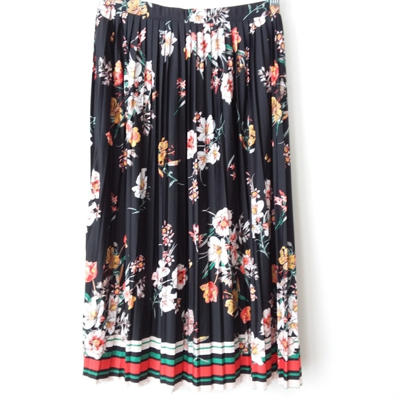 Robert Louis Dresses & Skirts - Robert Louis | Black Floral 27" Pull-on Midi Skirt